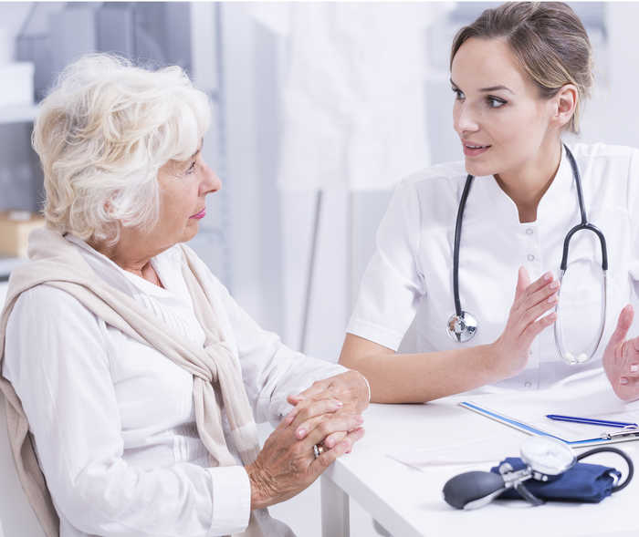 Ärzte und Ärztinnen erläutern die Therapie einer Herzschwäche. Ärztin spricht mit Herzinsuffizienz-Patientin über ihre Erkrankung.