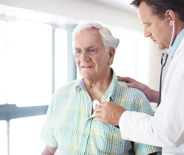 Zur Diagnose der Herzinsuffizienz sind verschiedene Untersuchungen nötig. Patient wird vom Arzt im Rahmen einer Herzschwäche-Diagnose (Herzinsuffizienz) abgehört, um einen möglichen Herzklappenfehler auszuschließen.